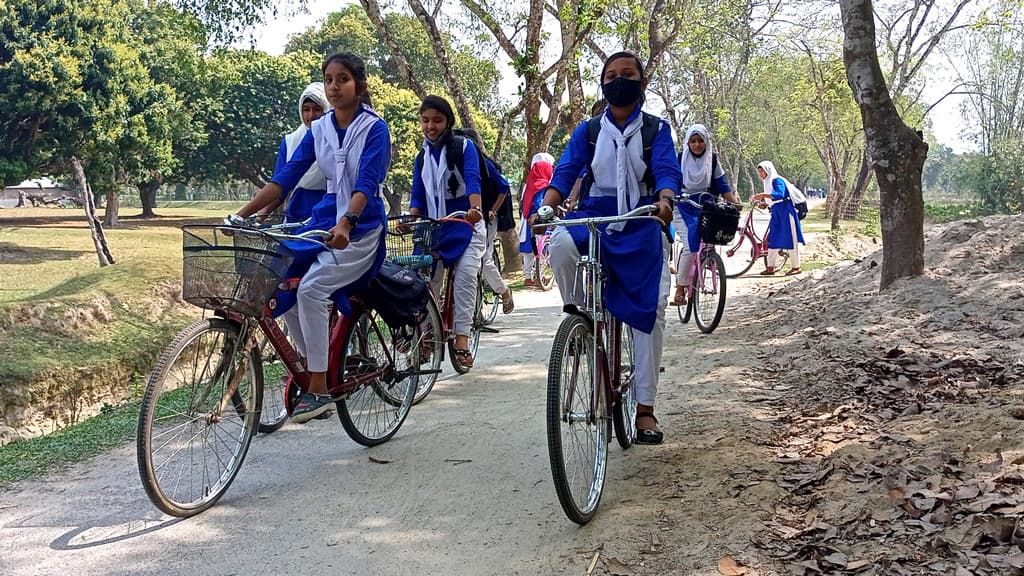 বাইসাইকেলে ছাত্রীদের বাঁচছে খরচ, সময়