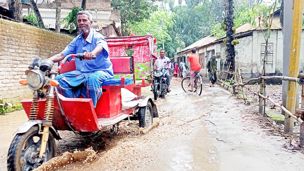 অল্প বৃষ্টিতেই জলাবদ্ধ রাস্তা