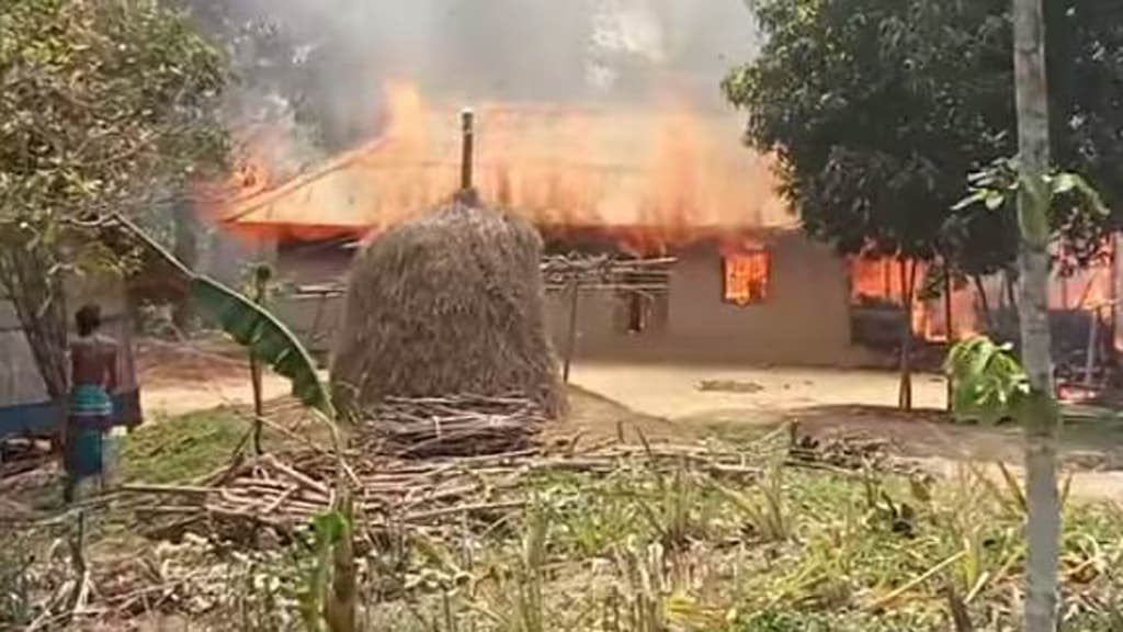 চুলার আগুনে ডিজেল পড়ে ইউপি সদস্যর বসতবাড়ি ভস্ম