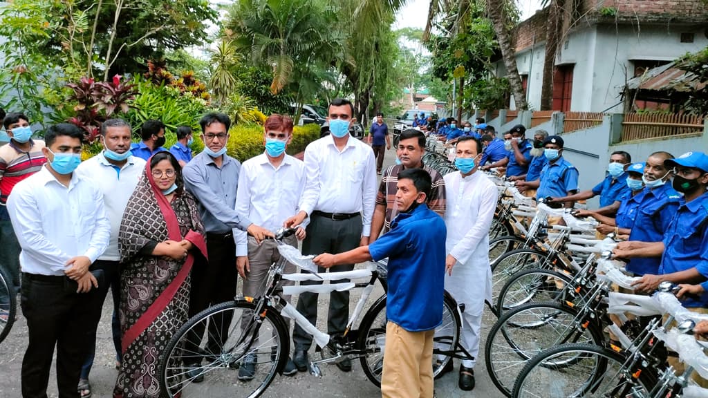 টুঙ্গিপাড়ায় বাইসাইকেল পেল ৪২ জন গ্রাম পুলিশ