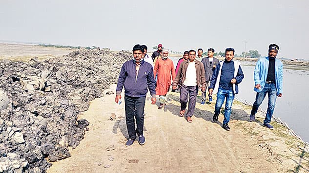 পাইকগাছায় বিরোধপূর্ণ বাঁধে পাউবো কর্মকর্তারা