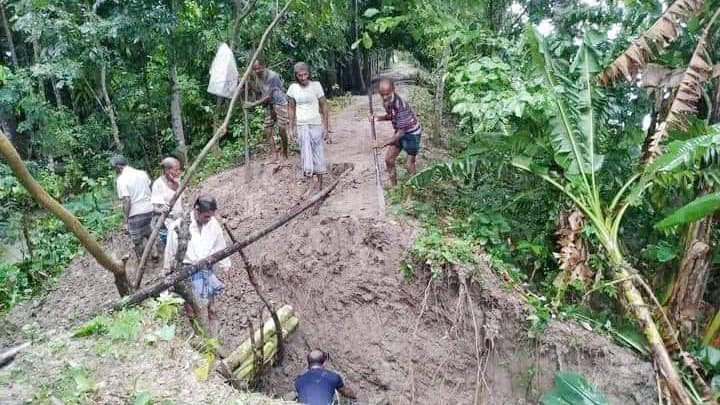 দুমকিতে বেড়িবাঁধ ভেঙে ১২ গ্রাম প্লাবিত, দুর্ভোগ