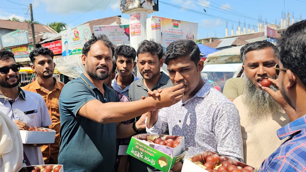 বিচারপতি লিয়নের জম্ম স্থান পাথরঘাটায় মিষ্টি বিতরণ 