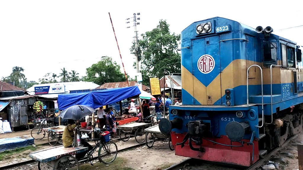 পাংশায় এক বছর ধরে নষ্ট রেলক্রসিংয়ের ব্যারিয়ার, দুর্ঘটনার শঙ্কা