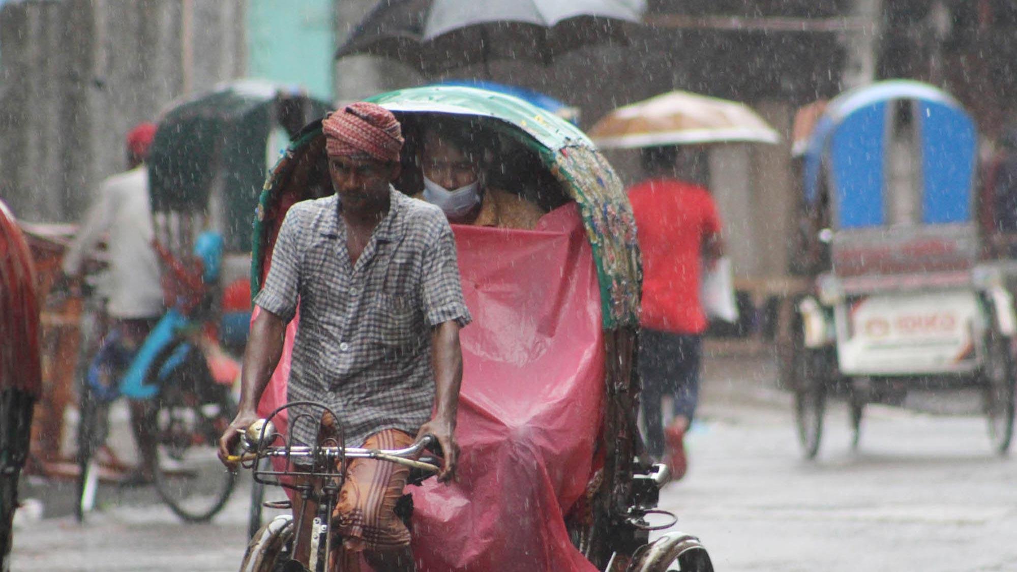 বৃষ্টিতে ভোগান্তিতে রাজধানীর জনজীবন