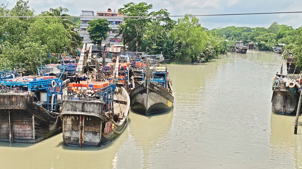 সাগরে নিম্নচাপ, খালি হাতে ফিরছেন জেলেরা