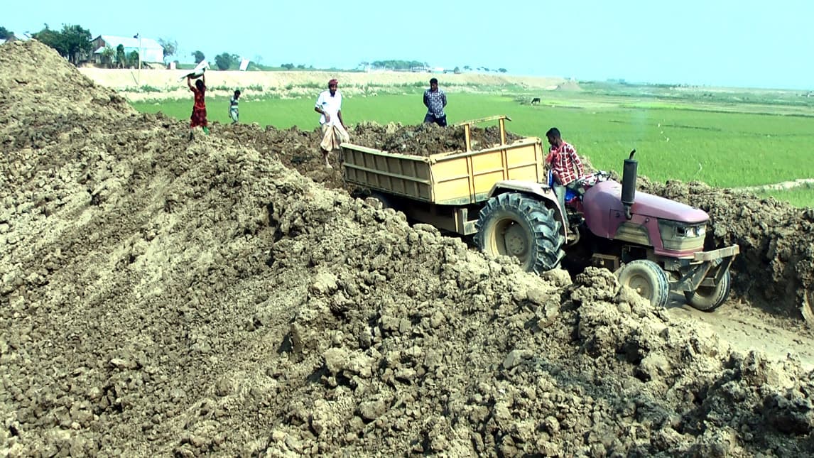 ফসলরক্ষা বাঁধ নির্মাণে ধীরগতি