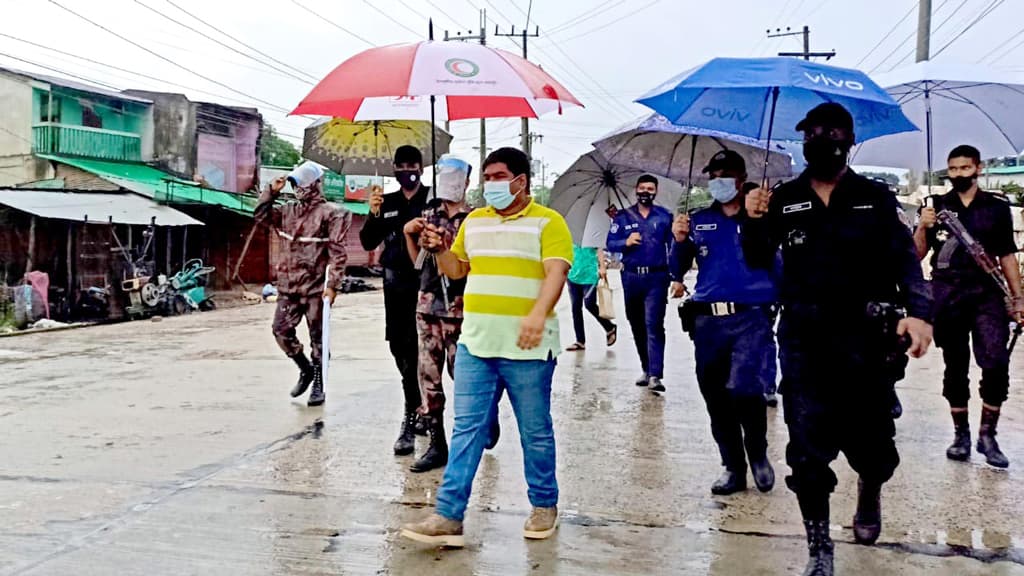 বৃষ্টির দিনেও লকডাউন বাস্তবায়নে উখিয়ায় তৎপর প্রশাসন