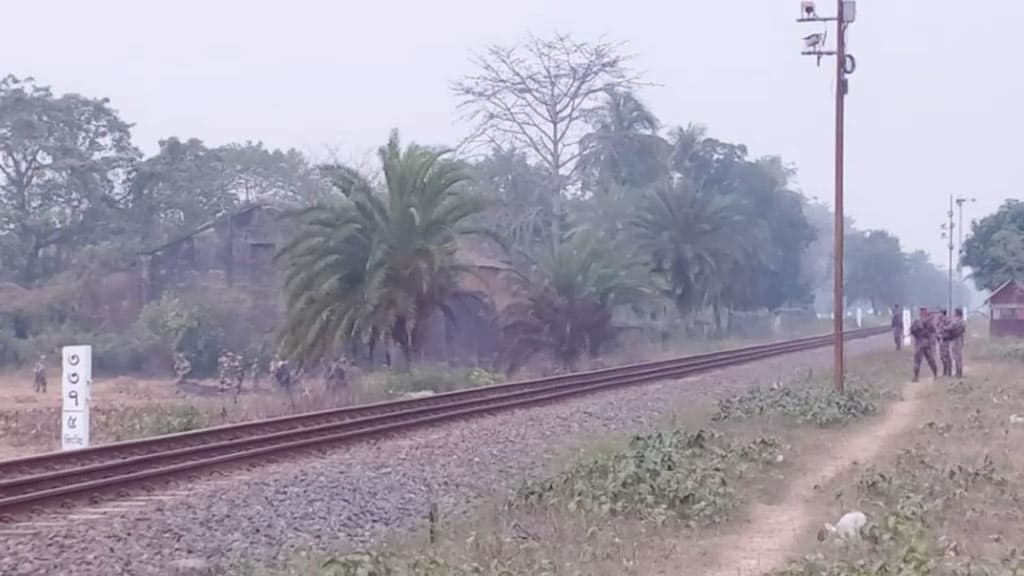 বিজিবির প্রতিবাদে বন্ধ হলো হিলি সীমান্তে বিএসএফের কাঁটাতার নির্মাণ