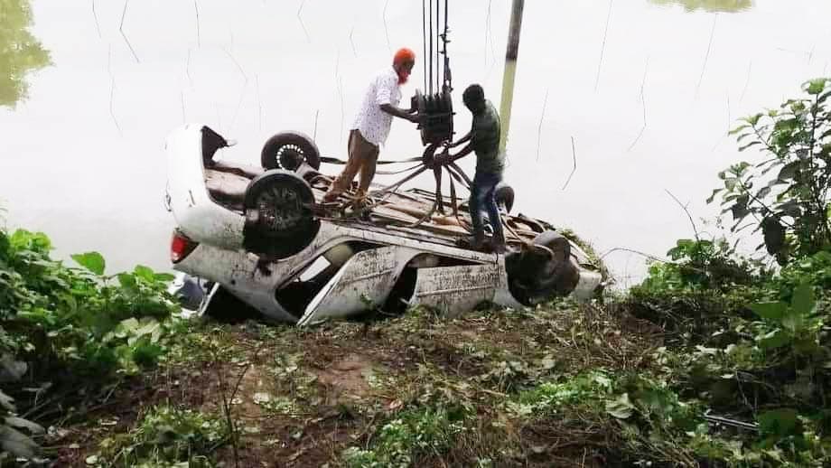 নিয়ন্ত্রণ হারিয়ে খাদে প্রাইভেট কার, স্ত্রী ও শ্যালিকাসহ ভূমি কর্মকর্তা নিহত