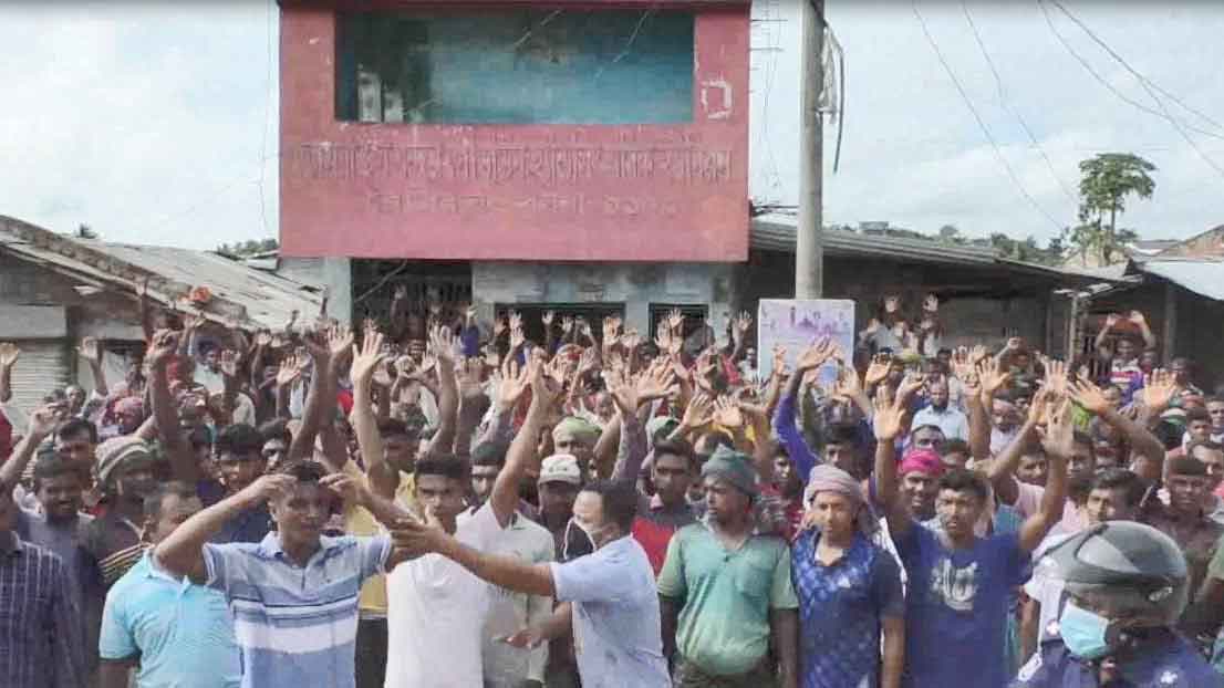 শ্রমিকদের কর্মবিরতিতে অচল ভোমরা স্থলবন্দর