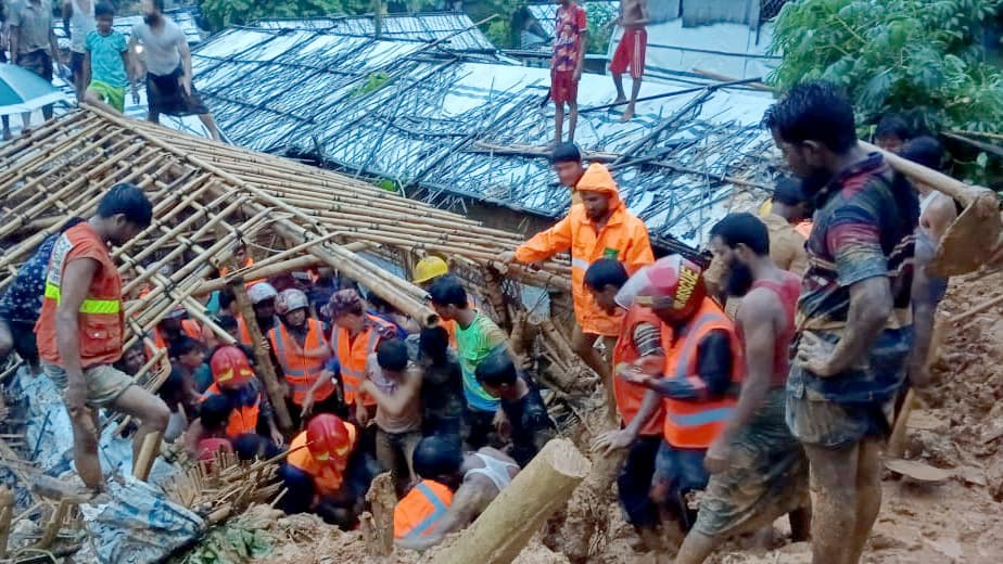 উখিয়া রোহিঙ্গা ক্যাম্পে পাহাড় ধসে মা-মেয়ে নিহত