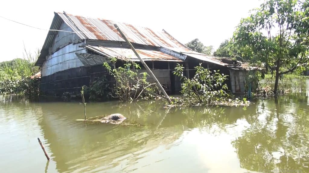 সুনামগঞ্জে নদ-নদীর পানি কমলেও প্লাবিত হচ্ছে নতুন নতুন এলাকা