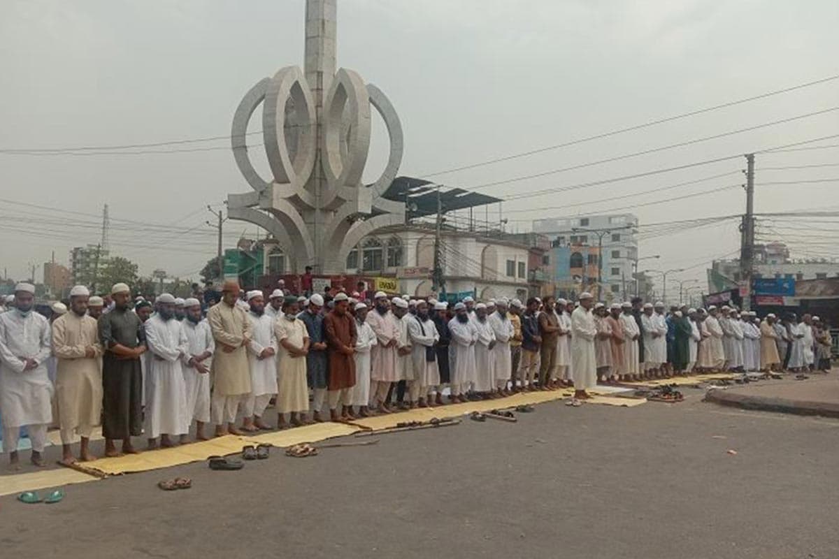 মহাসড়কে নামায আদায় করে হেফাজতের হরতাল পালন