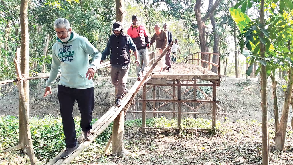 কালকিনি খালের সেতুতে  উঠতেও বাঁশ নামতেও বাঁশ