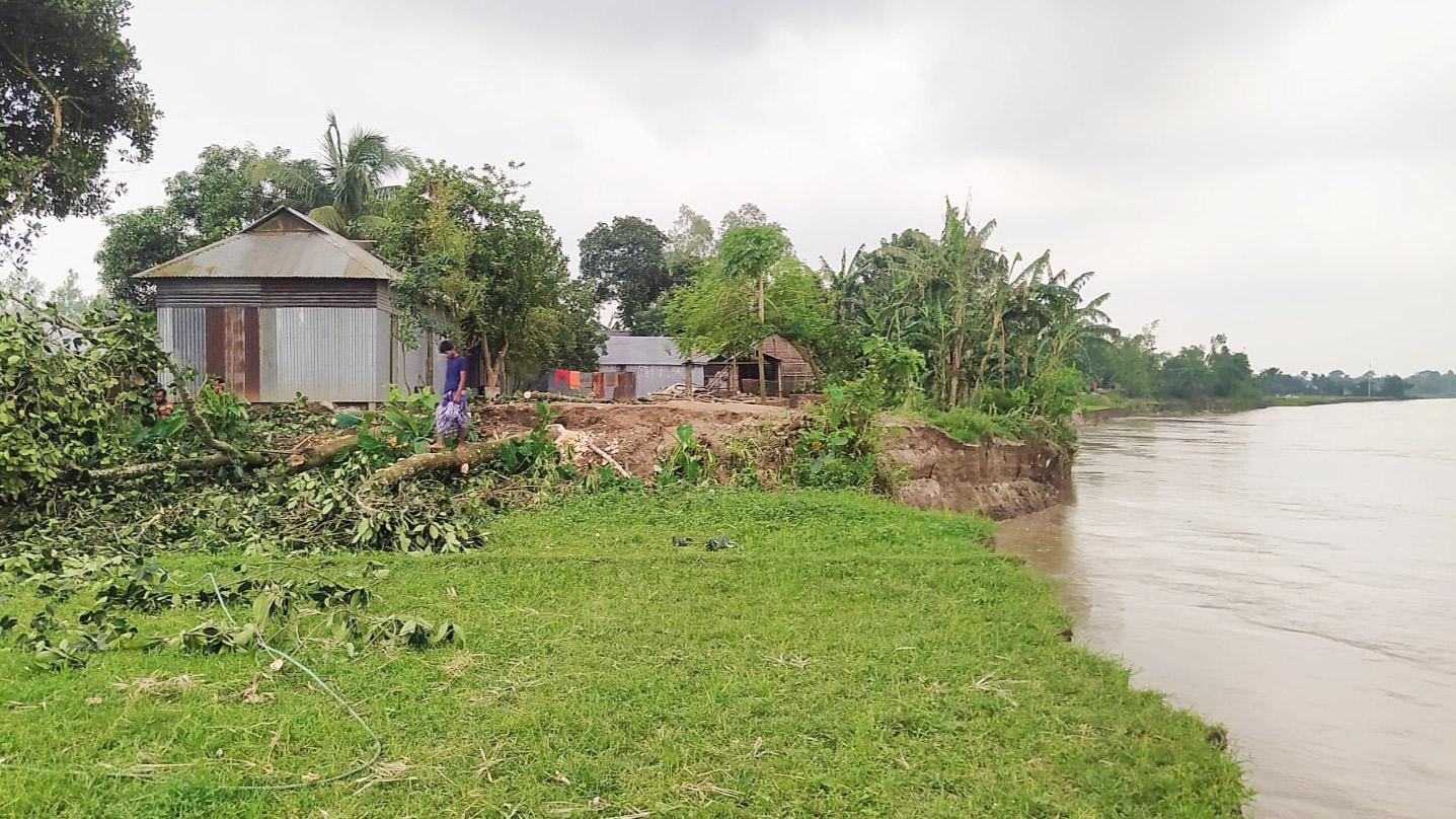 ব্রহ্মপুত্রে বাড়ছে পানি, দেখা দিয়েছে ভাঙন