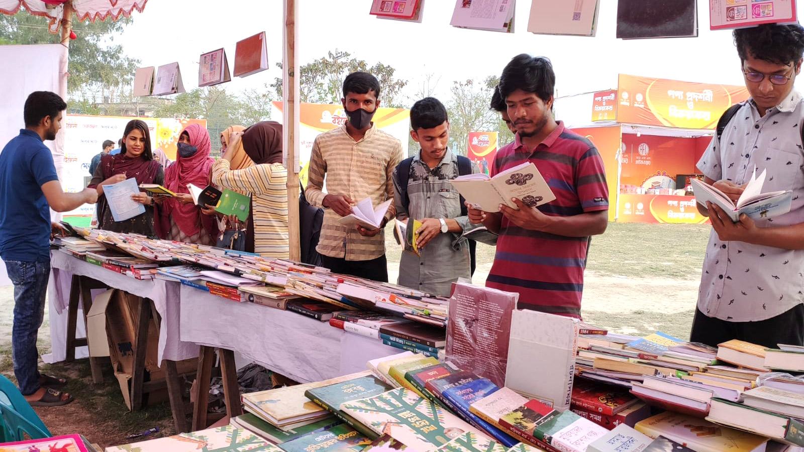 দর্শনার্থীর পদচারণে মুখর   গুনগুন-রণন বইমেলা