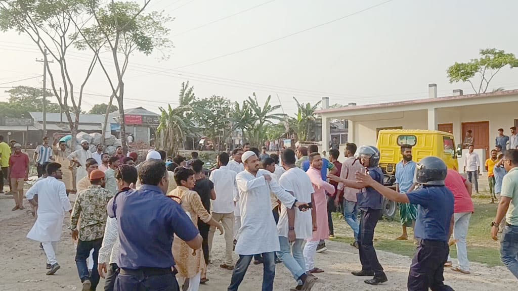 তালতলীতে বিএনপির কর্মসূচিতে হামলার পর ধাওয়া খেল আ. লীগ