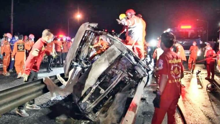 থাইল্যান্ডে উল্টে যাওয়া গাড়িতে অগ্নিদগ্ধ হয়ে শিশুসহ নিহত ১১ 