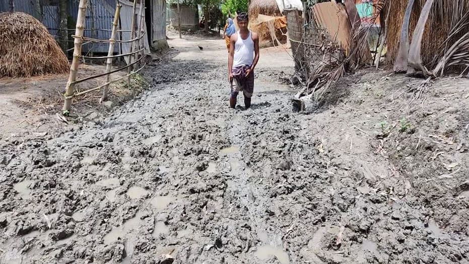 মেলান্দহতে রাস্তার বেহাল দশায় জনজীবন ব্যাহত