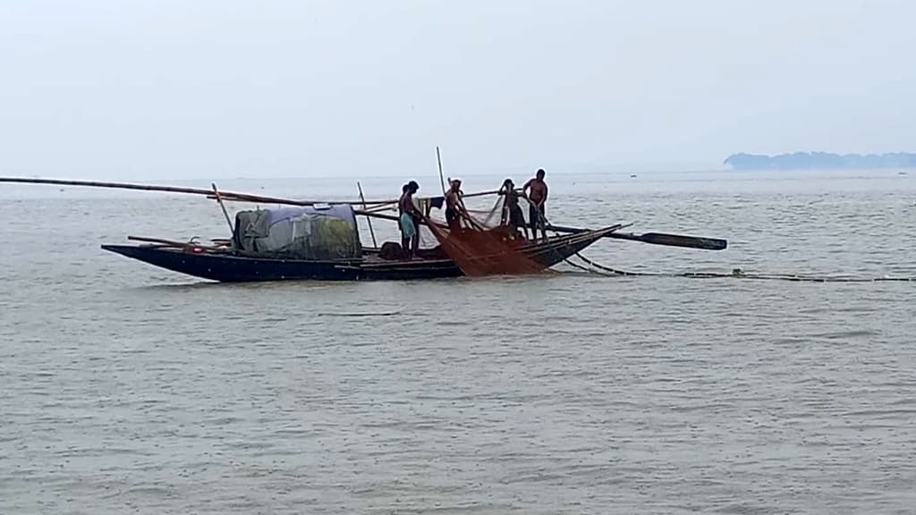 মেঘনায় মাছ আহরণ: নৌ পুলিশের বিরুদ্ধে জেলেদের হয়রানির অভিযোগ