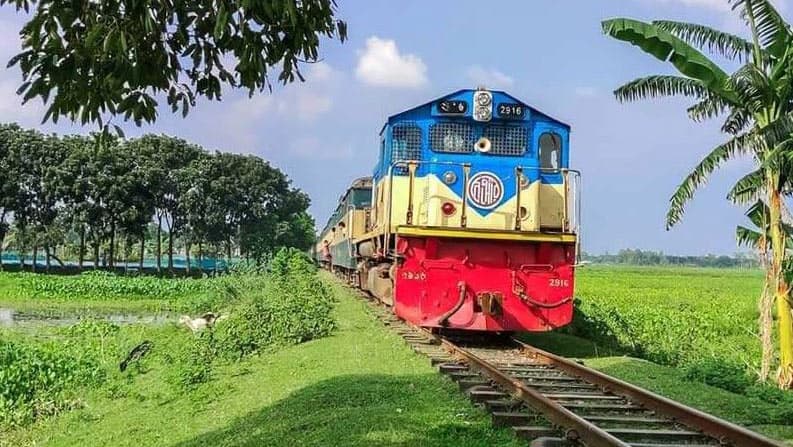 বিনা টিকিটে ট্রেনে ভ্রমণ করায় ২০০ যাত্রীকে জরিমানা