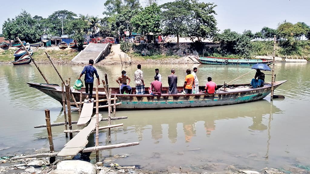 সেতু নেই, পারাপারে নৌকাই ভরসা