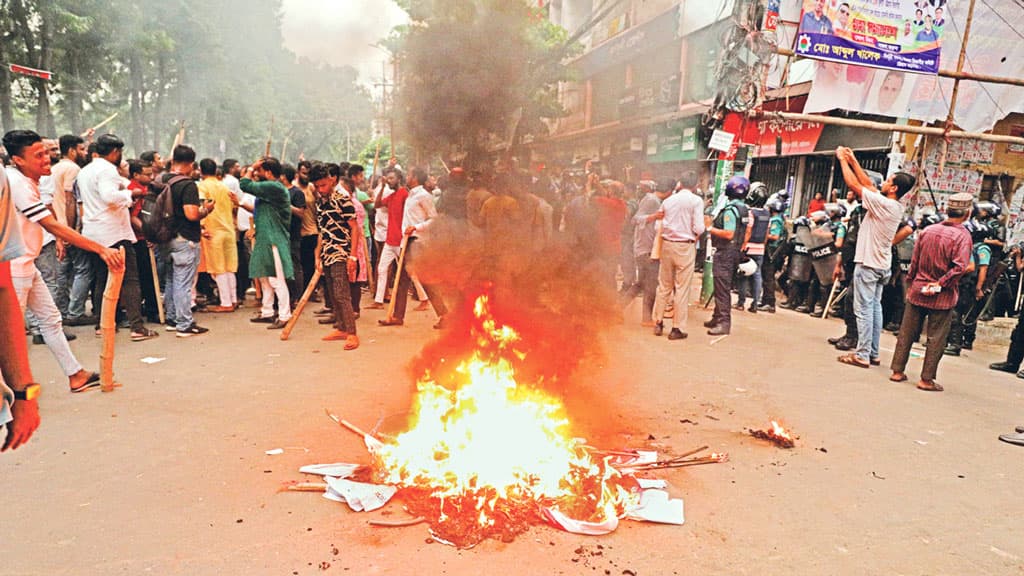 দুই দলের কর্মসূচি: সংঘাতের পথে রাজনীতি