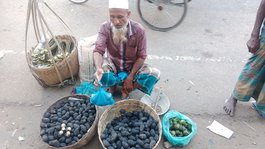 হাওরের শালুক বিক্রি হচ্ছে শহরে