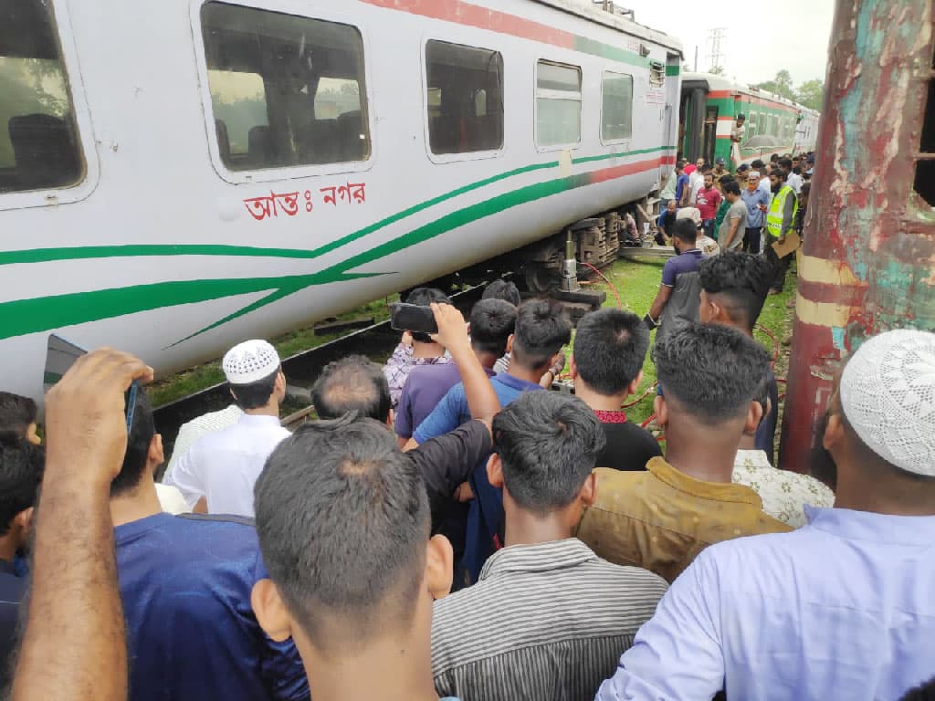 চট্টগ্রাম থেকে ময়মনসিংহগামী বিজয় এক্সপ্রেসের বগি লাইনচ্যুত 