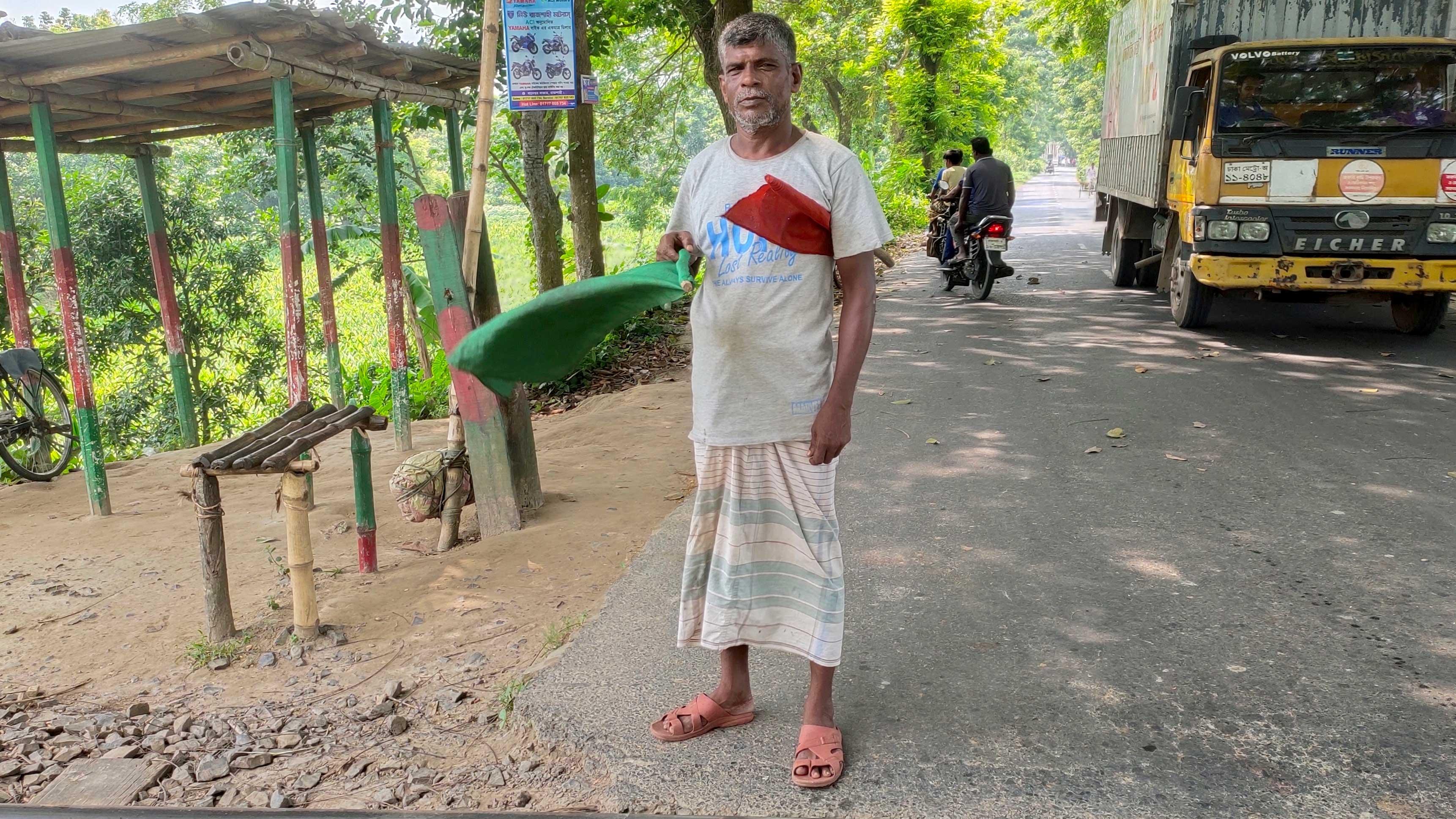 মানুষের নিরাপত্তায় ১৪ বছর বিনা পারিশ্রমিকে কাজ করছেন তিনি 