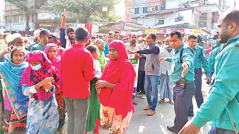 পুলিশি বাধায় অবরোধ পণ্ড