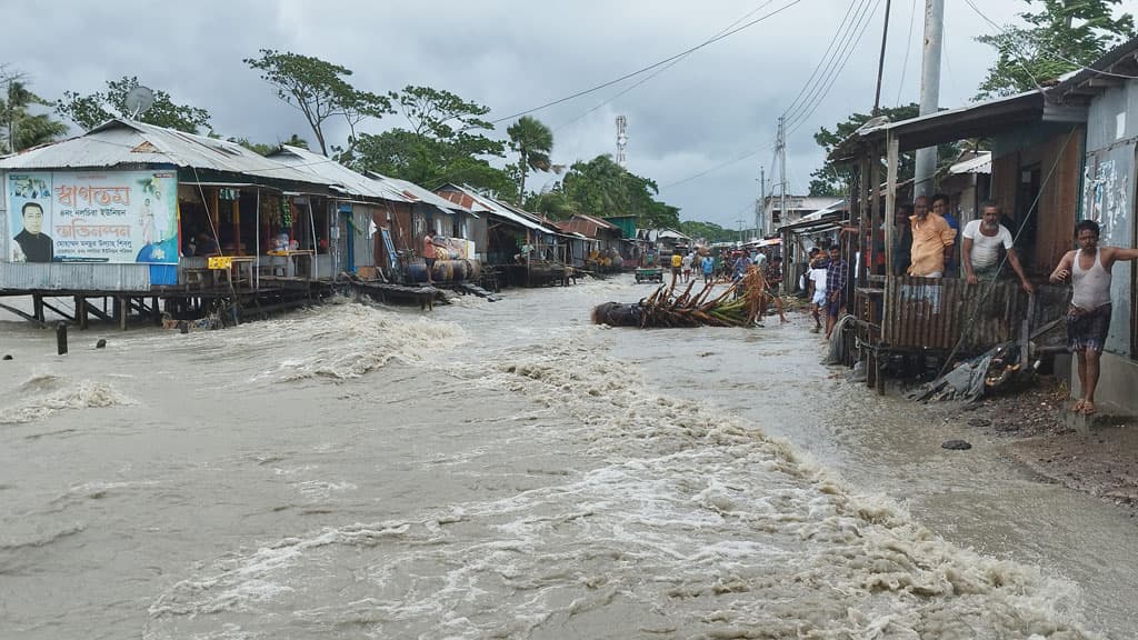 বৈরী আবহাওয়া, হাতিয়ার সঙ্গে সারা দেশের নৌ-যোগাযোগ বন্ধ