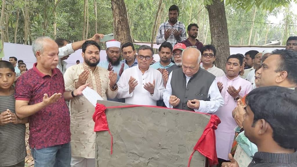 মিরসরাইয়ে মুক্তিযুদ্ধের স্মৃতিস্তম্ভ নির্মাণের ভিত্তিপ্রস্তর স্থাপন