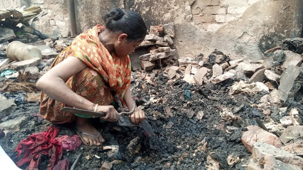 তেজকুনিপাড়ায় বস্তিতে আগুন: প্রাণ ছাড়া বাঁচেনি কিছুই