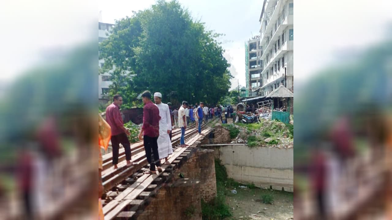 চট্টগ্রাম বিশ্ববিদ্যালয়ের শাটল ট্রেনে কাটা পড়ে নানি-নাতির মৃত্যু