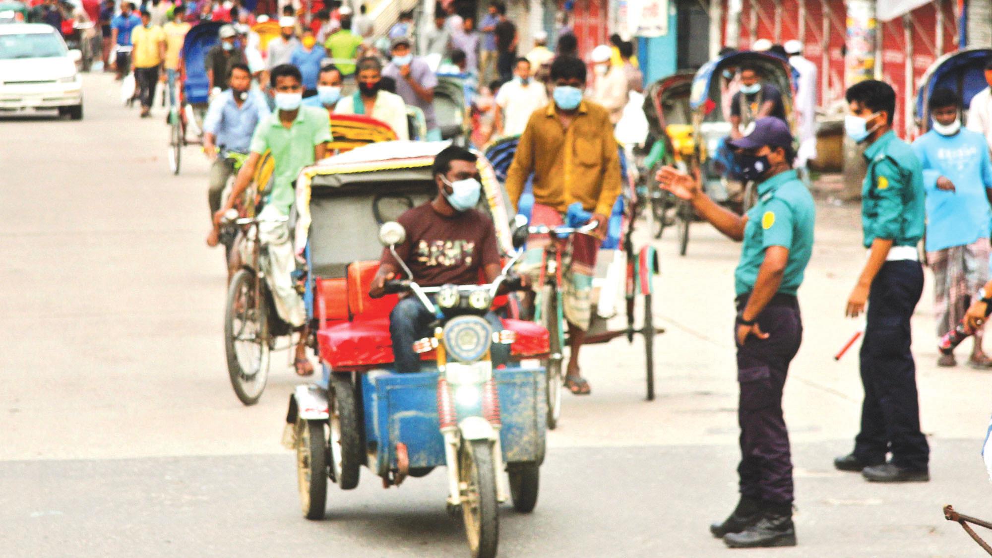 নগরে বেড়েছে অবৈধ যান