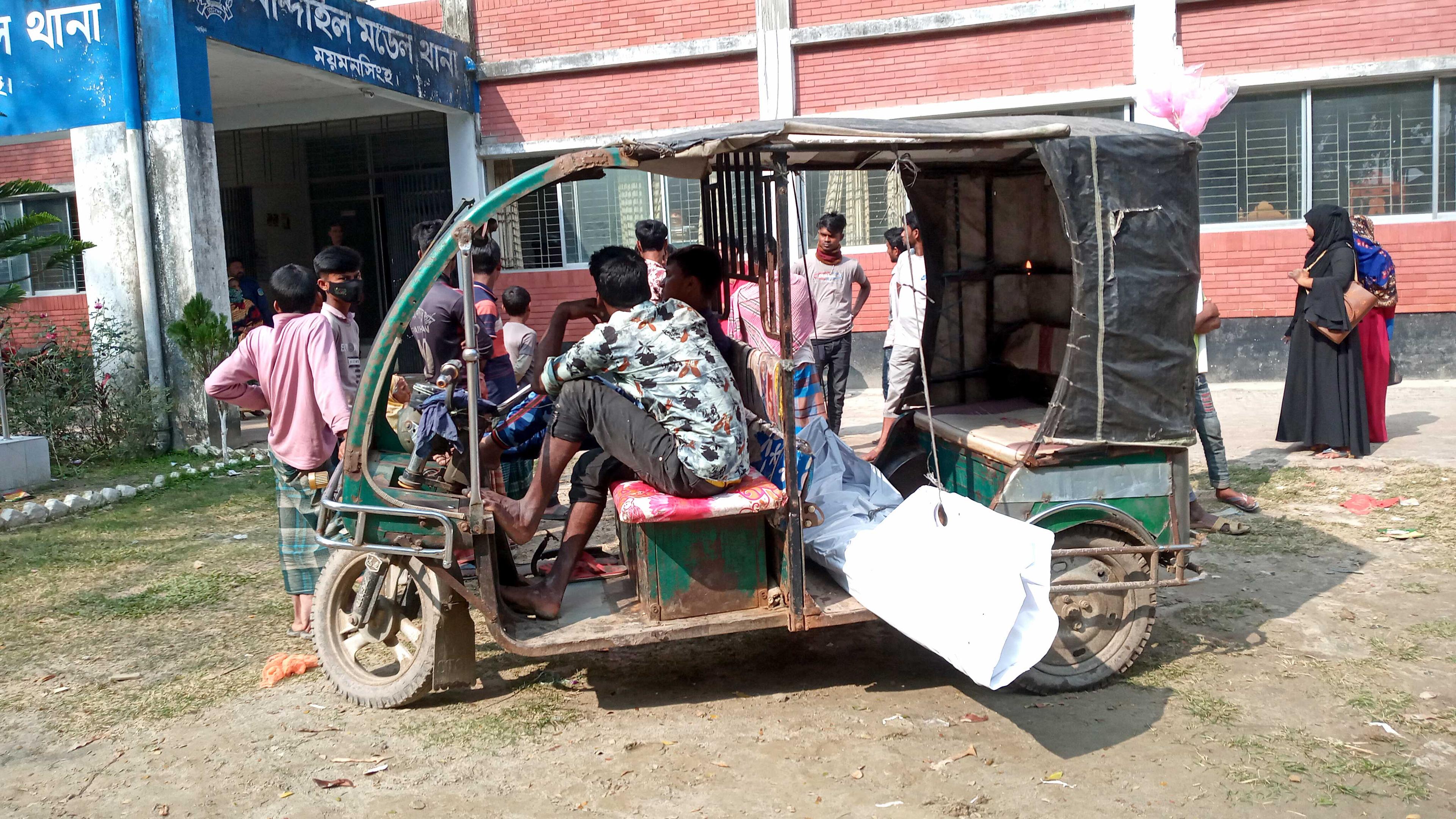 টিকা নিতে এসে স্কুলশিক্ষার্থীর মৃত্যু 