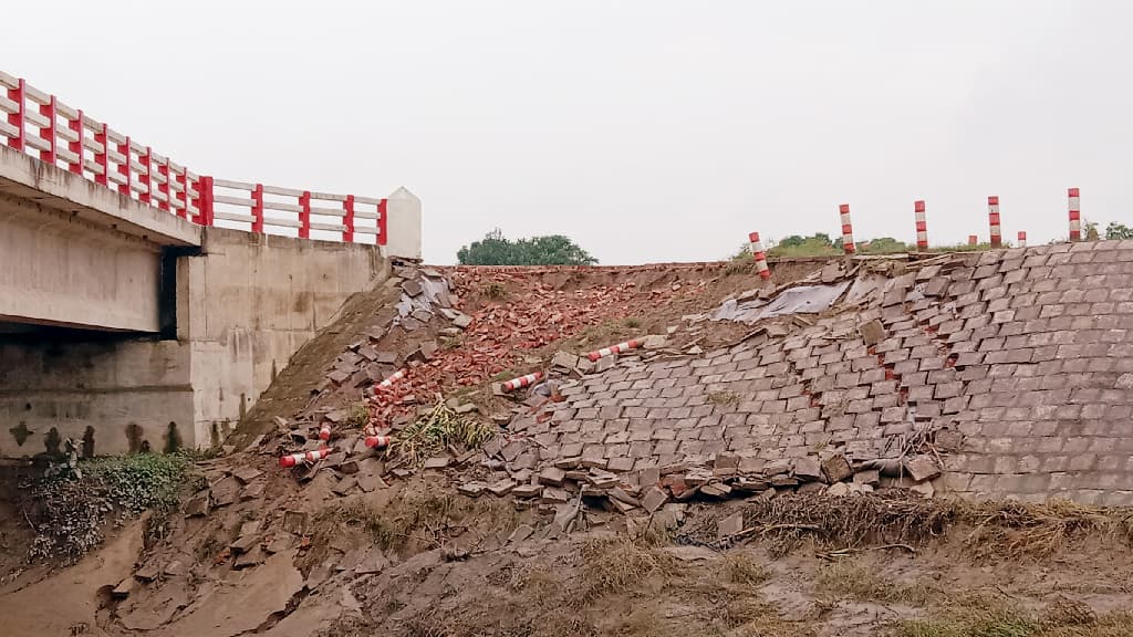 উদ্বোধনের আগেই ধসে গেল সেতুর সুরক্ষা ব্লক