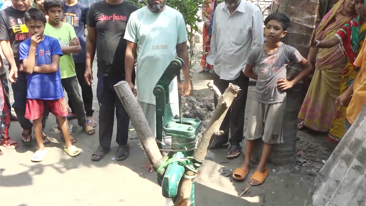 চাপ ছাড়াই টিউবওয়েলে পানির সঙ্গে উঠছে গ্যাস, জ্বলছে আগুন