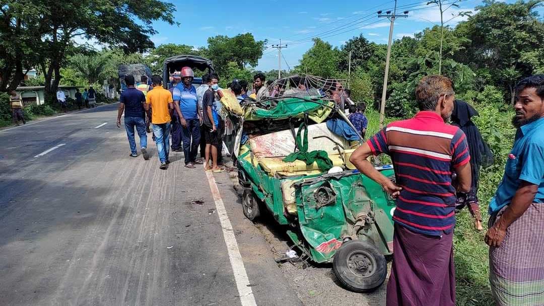 মাধবপুরে সড়ক দুর্ঘটনায় একই পরিবারের তিনজনসহ নিহত ৪ 