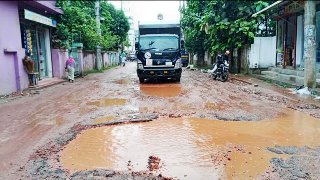 চাঁদপুরে সংস্কারের অভাবে সড়কে বর্ষায় কাদাপানি, শুষ্ক মৌসুমে ধুলাবালি