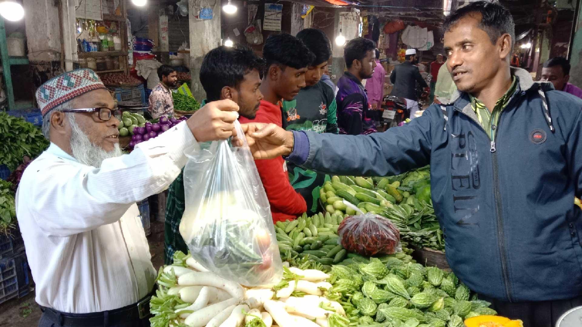 জয়পুরহাটে স্বস্তি ফিরেছে সবজির বাজারে