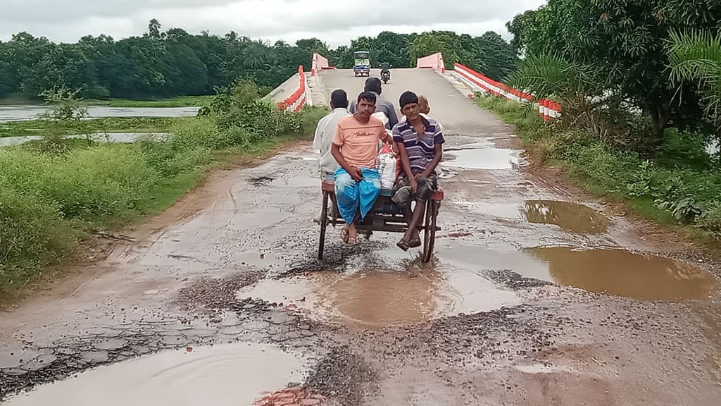 ১৬ বছরেও হয়নি সড়ক নির্মাণ