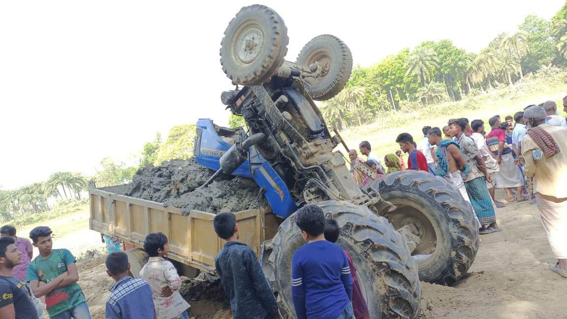 লালপুরে মাটিবোঝাই ট্রাক্টর উল্টে চালক নিহত