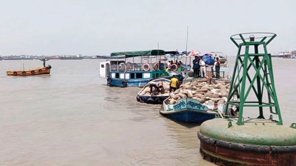 ঈদ উপলক্ষে দুস্থদের জন্য আনা চাল নিয়ে মোংলায় ডুবল বাল্কহেড, চলছে উদ্ধার কাজ 