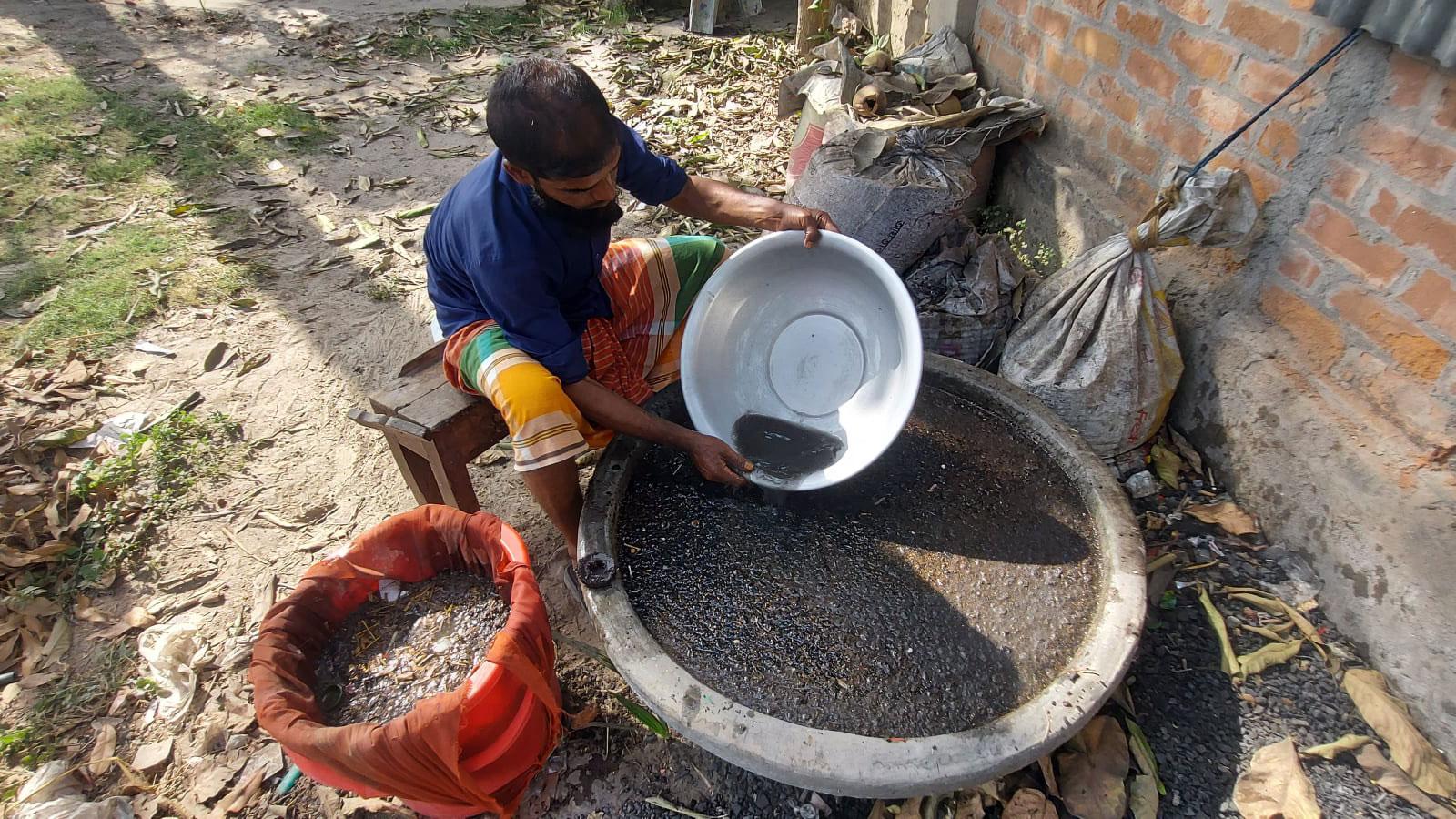 ধুলো ছেঁকে সোনা–রূপা সংগ্রহ তাদের পেশা