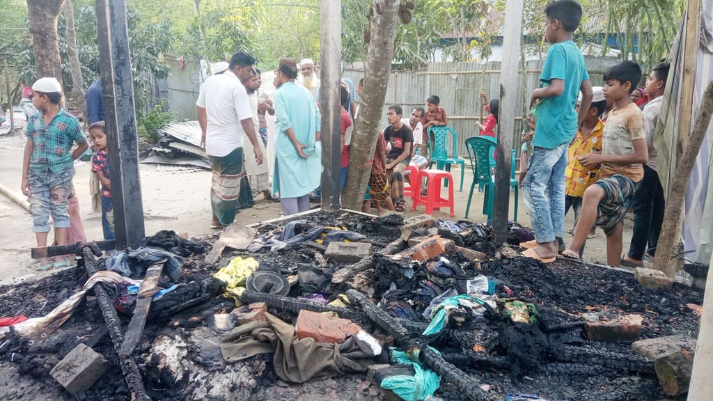 আগুনে নিঃস্ব ক্ষুদ্র ব্যবসায়ী ইসমাইল