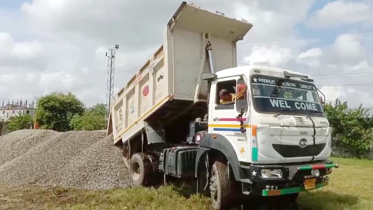 আখাউড়া স্থলবন্দর দিয়ে ভারত থেকে এল আরও ৫০৭ টন পাথর