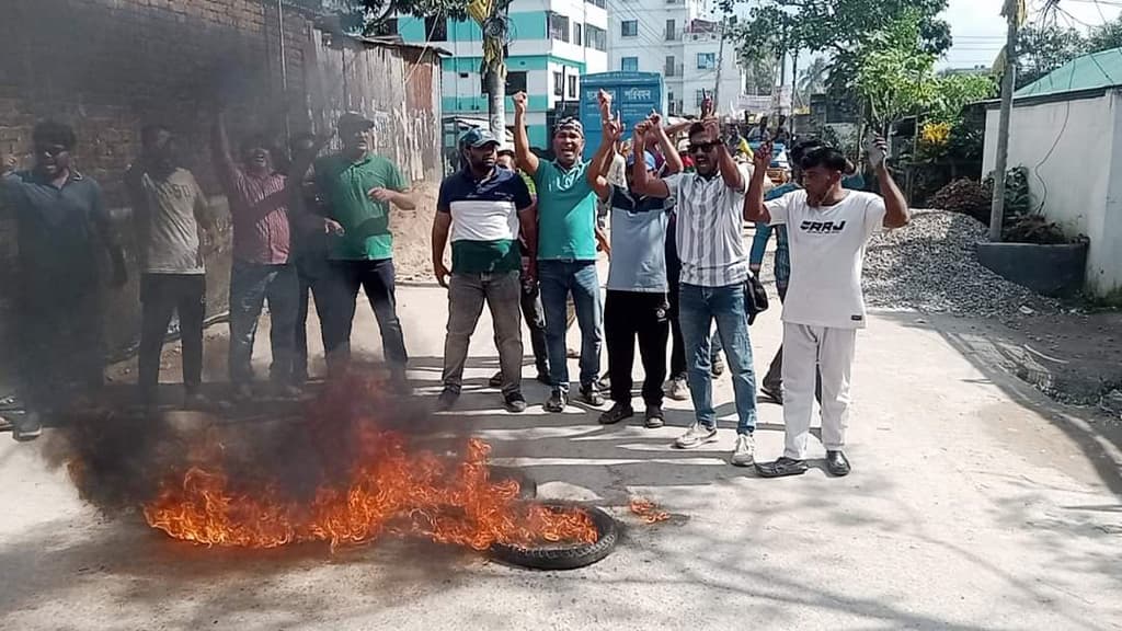 কিশোরগঞ্জে সড়কে টায়ার জ্বালিয়ে বিএনপির বিক্ষোভ